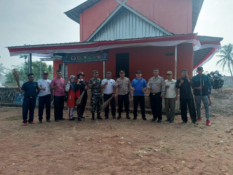 Caption : Kapolsek Cibatu dan Forkopimcam bersihkan lingkungan