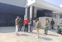 Caption : Danunit Intel Kodim 0611/Grt (Letda Inf Asep Irawan ) memakai Jaket Merah saat di TKP