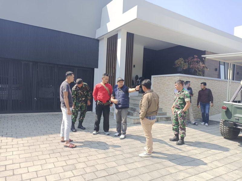 Caption : Danunit Intel Kodim 0611/Grt (Letda Inf Asep Irawan ) memakai Jaket Merah saat di TKP