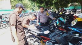 Caption : 39 knalpot brong ditemukan di salah satu sekolah di Malangbong