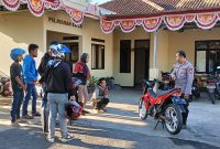 Caption : Kapolsek Leuwigoong pimpin langsung rajia kanlpot brong ke sekolah