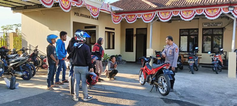 Caption : Kapolsek Leuwigoong pimpin langsung rajia kanlpot brong ke sekolah