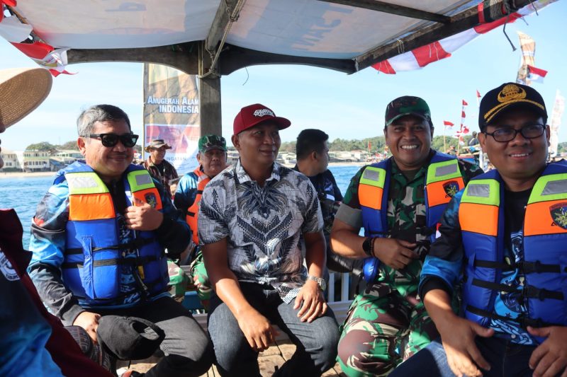 Caption : Dandim 0611/Grt Letkol Czi Dhanisworo, S. Sos bersama Bupati Garut H. Rudy Gunawan