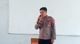 Caption :Kapolsek Caringin sosialisasikan napza dan knalpot bising