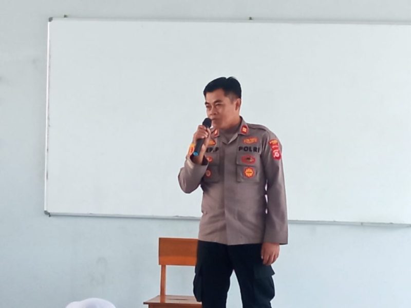 Caption :Kapolsek Caringin sosialisasikan napza dan knalpot bising