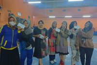 Caption : Hj Nurhayati bersama Ibu-ibu FB Plamboyan