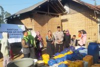 Caption : Polsek bayongbong saat berikan bantuan air bersih