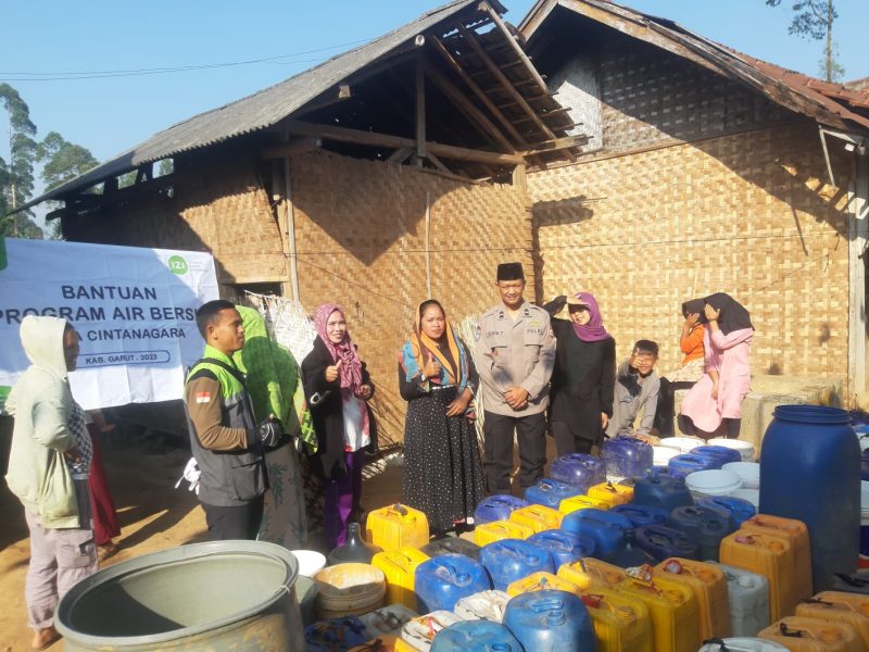 Caption : Polsek bayongbong saat berikan bantuan air bersih