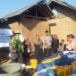 Caption : Polsek bayongbong saat berikan bantuan air bersih