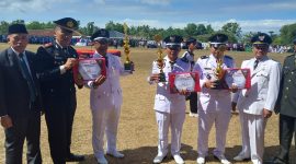 Caption : Kapolsek Cikelet berikan penghargaan siskamling