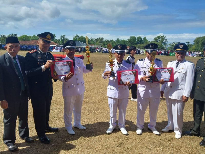 Caption : Kapolsek Cikelet berikan penghargaan siskamling