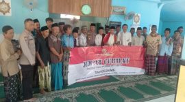 Caption : Polsek Cikelet giat Jum'at curhat
