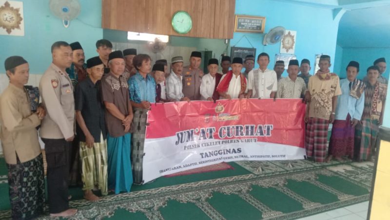 Caption : Polsek Cikelet giat Jum'at curhat