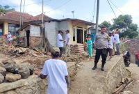 Caption : Polsek Banyuresmi monitoring bhakti sosial bedah rumah