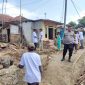Caption : Polsek Banyuresmi monitoring bhakti sosial bedah rumah