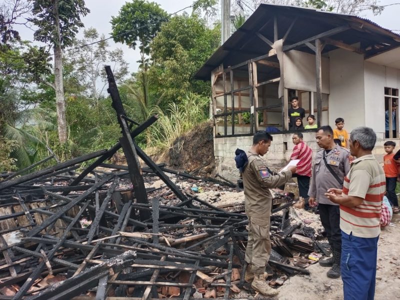Caption : Olah TKP Polsek Bungbulang di TKP kebakaran