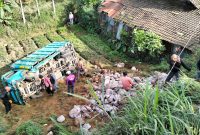 Caption : Polsek Banjarwangi evakuasi truk masuk jurang