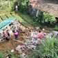 Caption : Polsek Banjarwangi evakuasi truk masuk jurang
