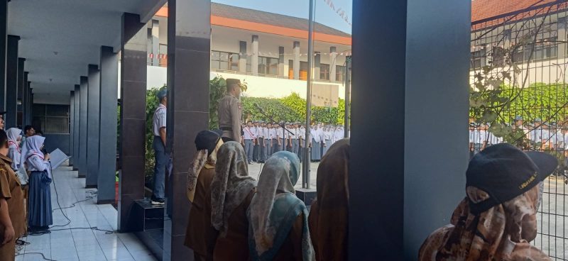 Caption : Polsek Limbangan cegah radikalisme bersama pihak sekolah