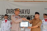 Caption : Kapolsek Karangpawitan jadi pembina upacara
