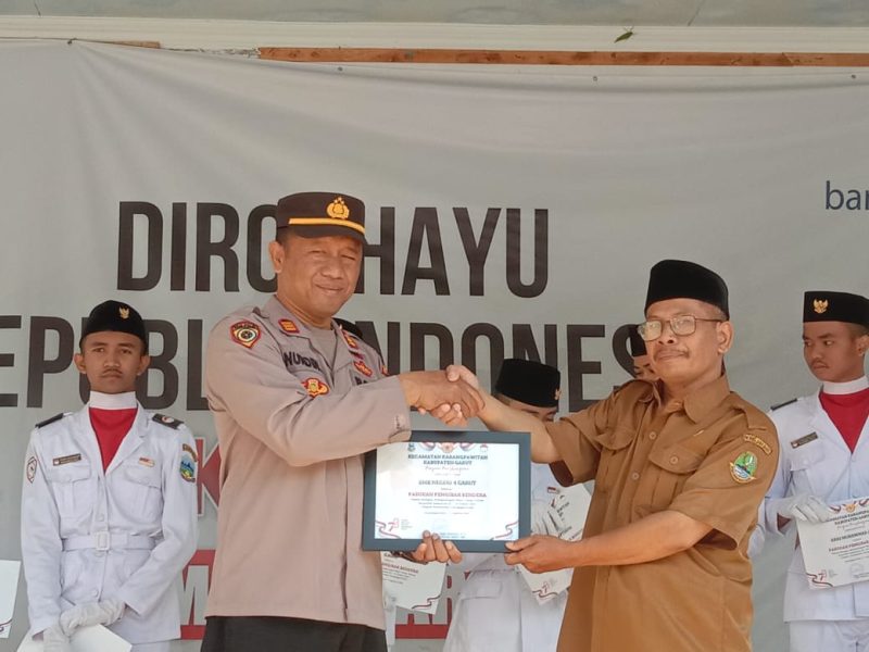 Caption : Kapolsek Karangpawitan jadi pembina upacara
