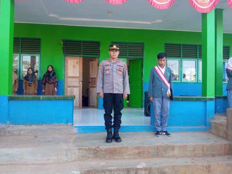 Caption : Polsek Banjarwangi kunjungi siswa siswi SMP dan SMA Nurul Iman