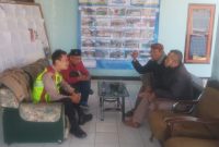 Caption : Bhabinkamtibmas Polsek Karangpawitan sapa warga