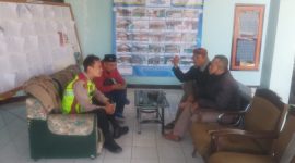 Caption : Bhabinkamtibmas Polsek Karangpawitan sapa warga