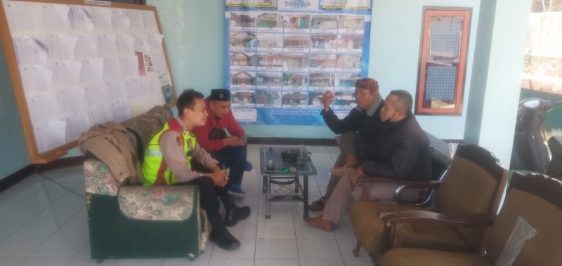 Caption : Bhabinkamtibmas Polsek Karangpawitan sapa warga