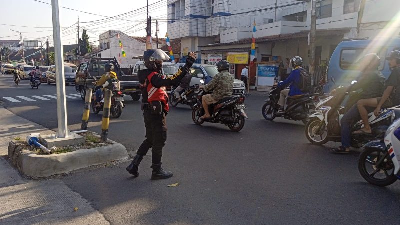 Caption : Giat Polsek Cibiuk  disambuat baik warga sekitar 