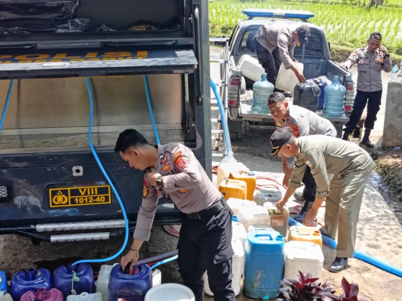 Caption : Polres Garut salurkan air bersih
