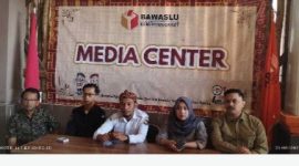 Caption : 5 Komisioner Bawaslu Garut