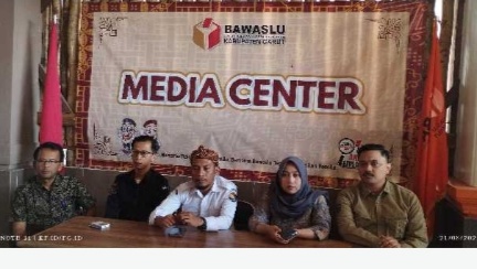 Caption : 5 Komisioner Bawaslu Garut