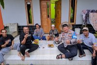 Caption : Bhabinkamtibmas kunjungi warga binaannya