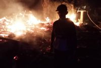 Caption : Polsek Cibalong bantu padamkan api