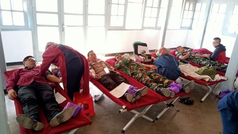 Caption : Polsek Leles ikuti giat donor darah