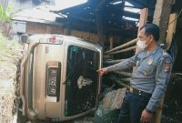 Caption : Polsek Cibatu tengah mengecek kendaraan tabrak pabrik tahu