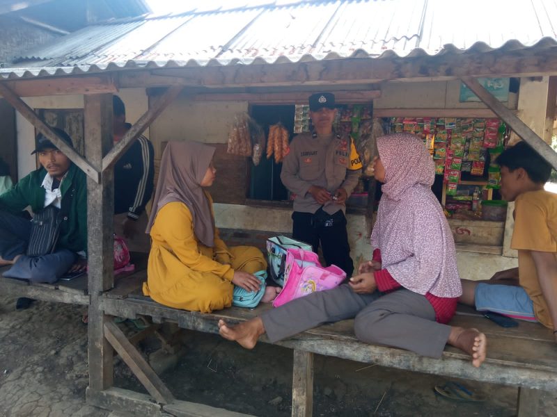 Caption : Polisi RW Polsek Caringin