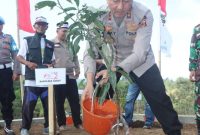 Caption : Kapolres Garut AKBP Rohman Yonky Dilatha, SH., M.Si saat menanam bibit pohon di Kampung Ciragug 