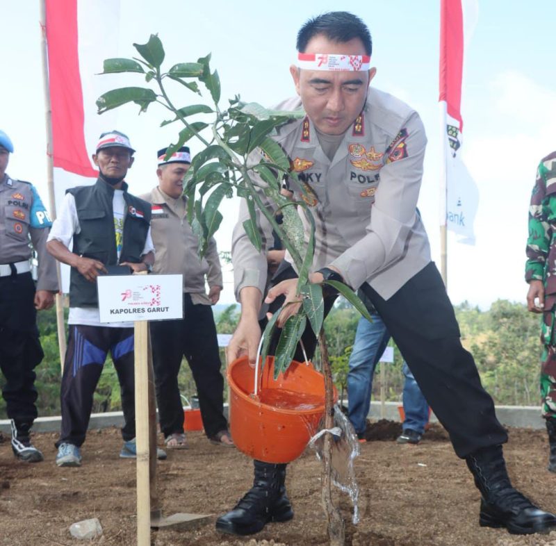 Caption : Kapolres Garut AKBP Rohman Yonky Dilatha, SH., M.Si saat menanam bibit pohon di Kampung Ciragug 