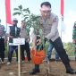 Caption : Kapolres Garut AKBP Rohman Yonky Dilatha, SH., M.Si saat menanam bibit pohon di Kampung Ciragug 