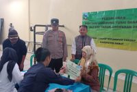 Caption : Pembagian BLT Warga di Hadiri Polsek Cihurip