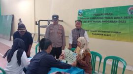 Caption : Pembagian BLT Warga di Hadiri Polsek Cihurip