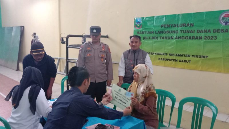 Caption : Pembagian BLT Warga di Hadiri Polsek Cihurip