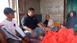 Caption : Ketua DPC PDI Perjuangan Garut Yudha Puja Turnawan kunjungi rumah warga yang terbakar