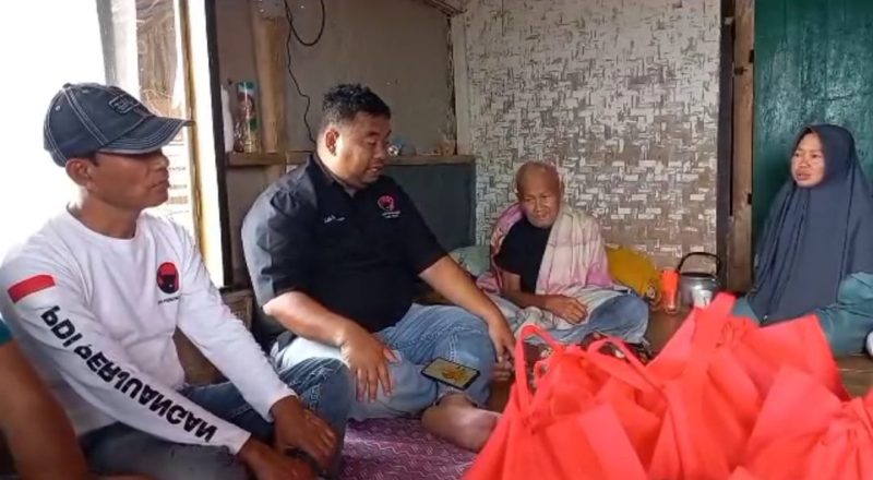 Caption : Ketua DPC PDI Perjuangan Garut Yudha Puja Turnawan kunjungi rumah warga yang terbakar