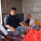 Caption : Ketua DPC PDI Perjuangan Garut Yudha Puja Turnawan kunjungi rumah warga yang terbakar