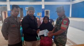 Caption : Giat pam Polsek Banjarwangi penyaluran BLT