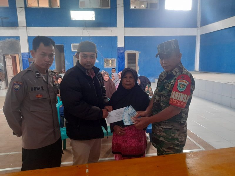 Caption : Giat pam Polsek Banjarwangi penyaluran BLT