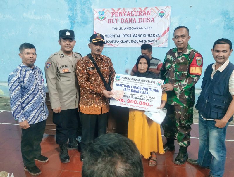 Caption : Penyaluran BLT dalam pengawalan Polsek Cilawu